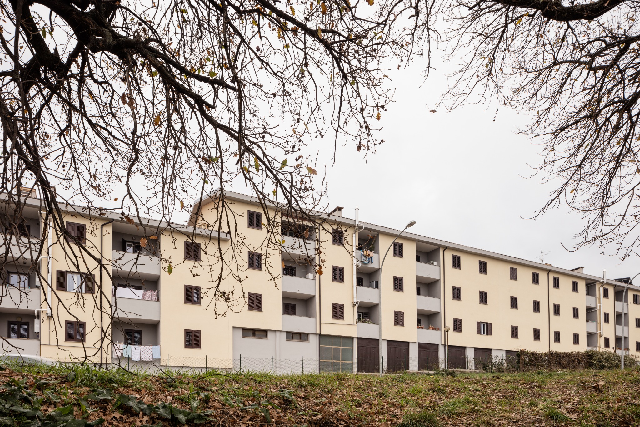 Veduta del complesso residenziale con facciate chiare e balconi — intervento per ATER Viterbo