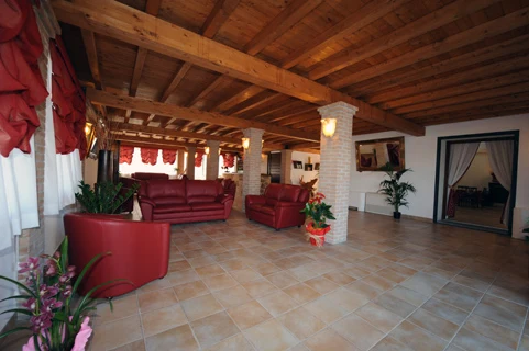 Ampia sala con soffitto in legno