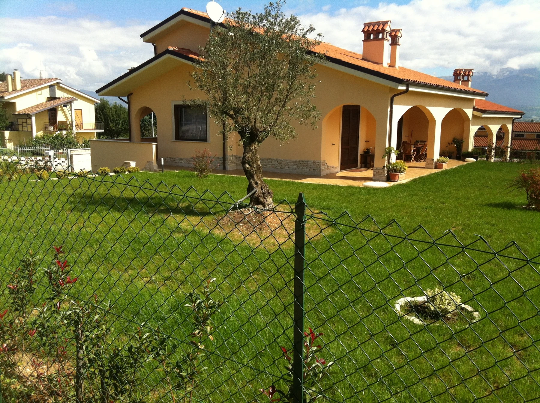 Edificio e giardino