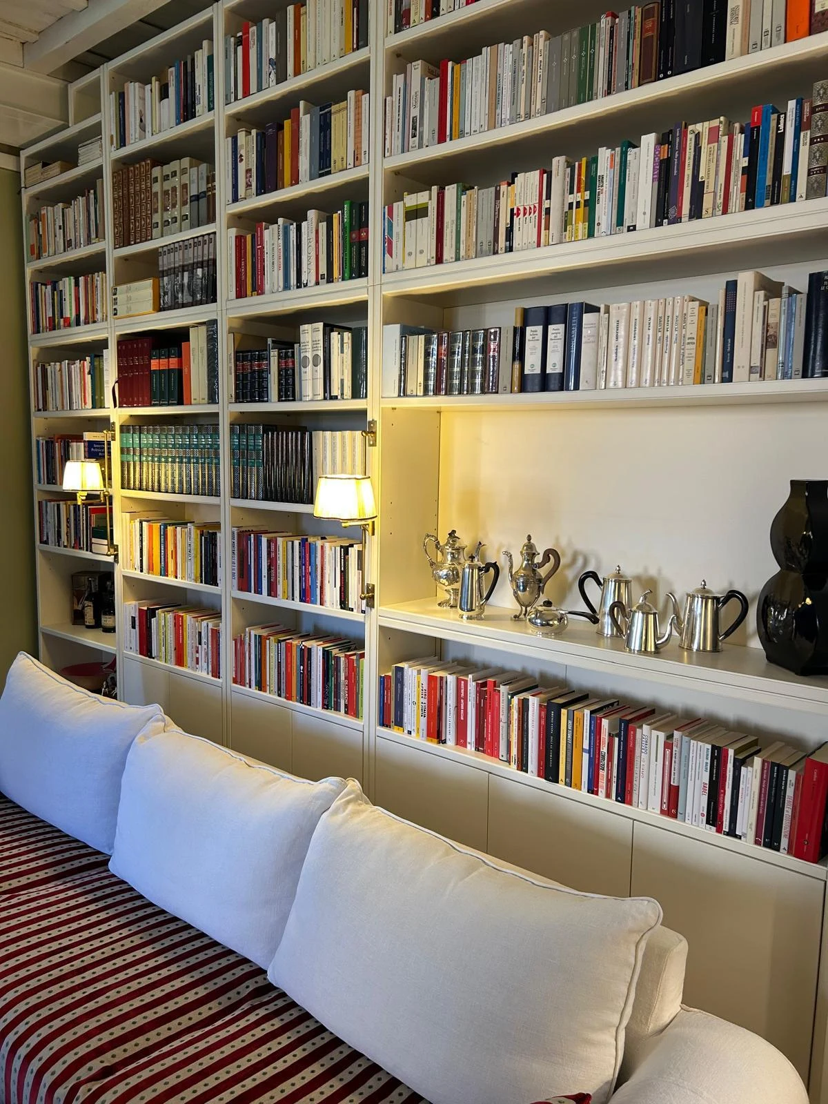 Biblioteca e zona soggiorno